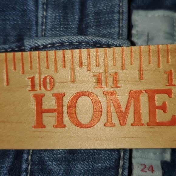 Torrid Medium Wash Frayed Denim Jean Shorts Women’s Size 24 - Picture 10 of 11